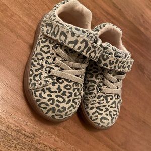 Stride Rite size 4W Cheetah print